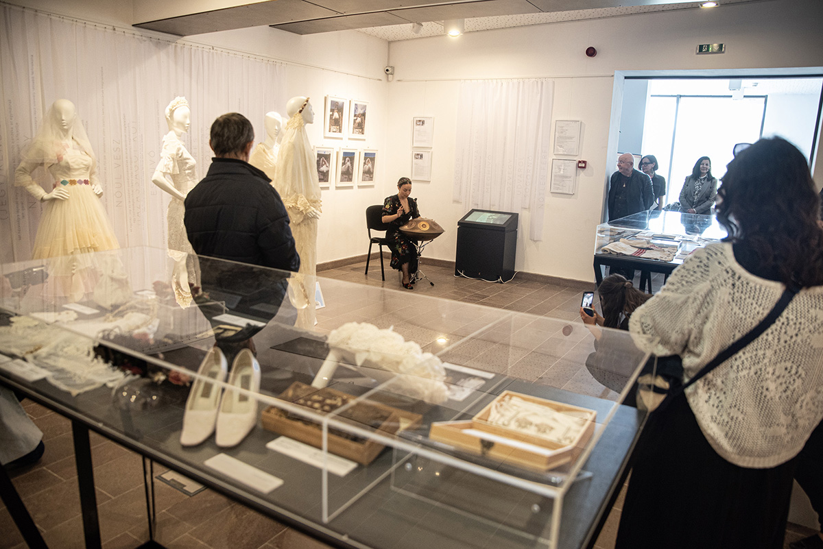 Megnyitották a Székely menyasszony kiállítást Csíkszeredában